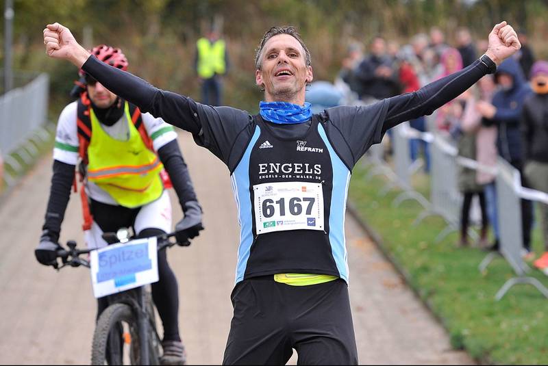 csm_2018-10_Manuel_Skopnki_-_UEberraschungss_beim_Roentgenlauf_im_Ziel_1_8222ad4d5d