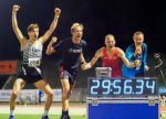 2020-08-27 - 10000 m Jonathon Dahlke Jubel mit Lukas Kley