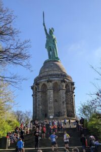 2023-04-30 Hermannslauf - Hermannsdenkmal vor dem Start