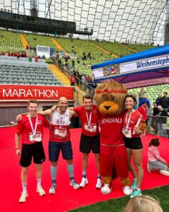 2023-10-08 Mchn Marathon Mixed Staffel – im Ziel mit Maskottchen
